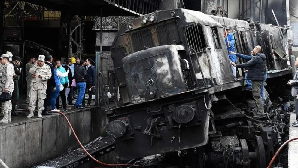 TREMENDO: Tren siguió de largo y chocó contra muro de contención
