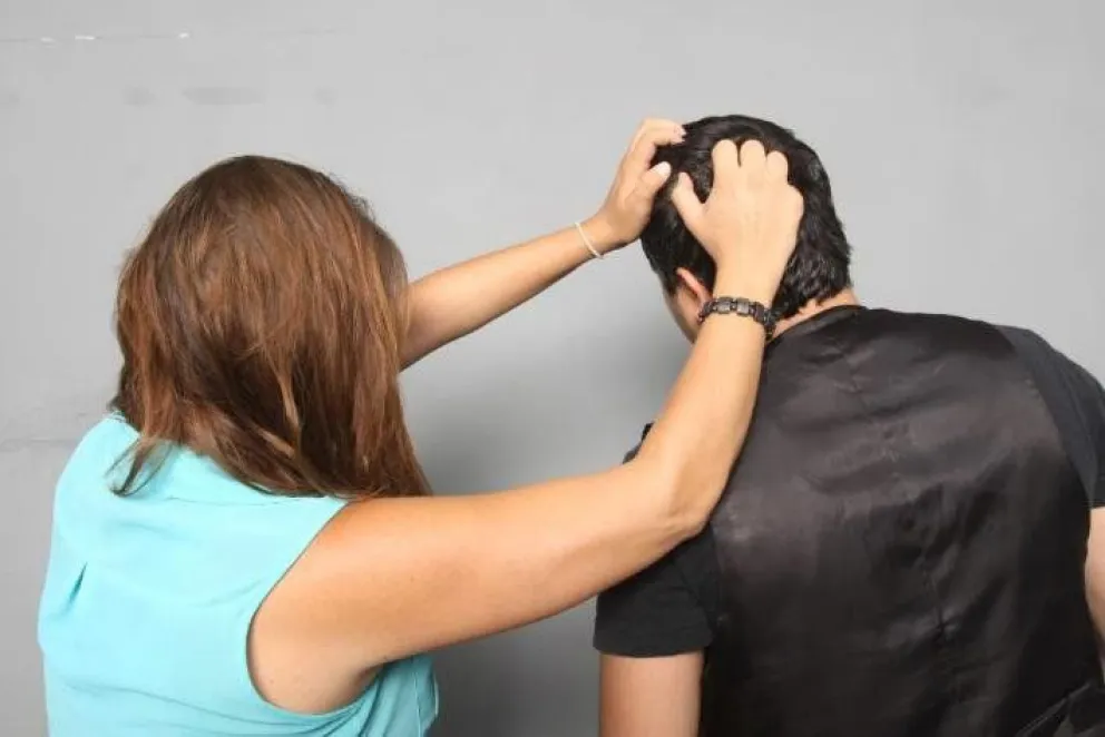 ¡Dale play!: salteña maltrata a su esposo en plena vía pública