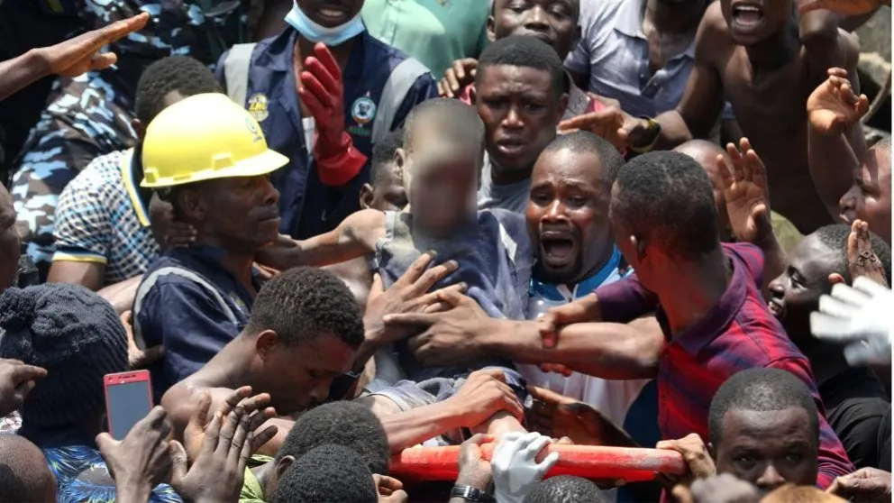 Se desplomó una escuela en Nigeria: más de 100 niños atrapados