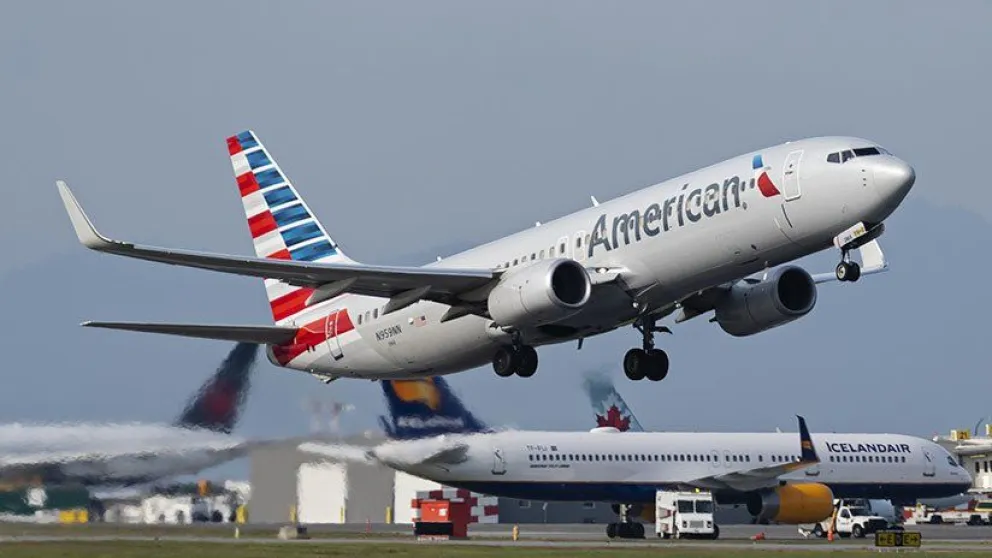 Expulsan de un avión a una madre y a su bebé por una rara enfermedad de piel