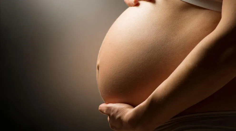 Una mujer murió junto con su bebé al intentar dar a luz con un tutorial de YouTube