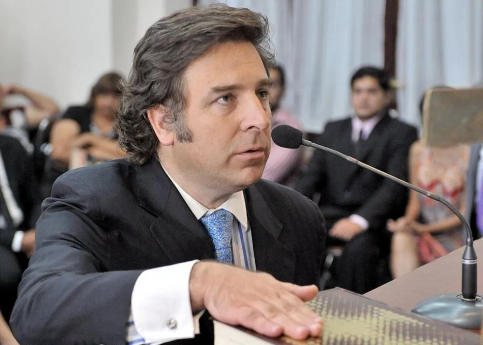 Andrés Suriani calienta en boxes
