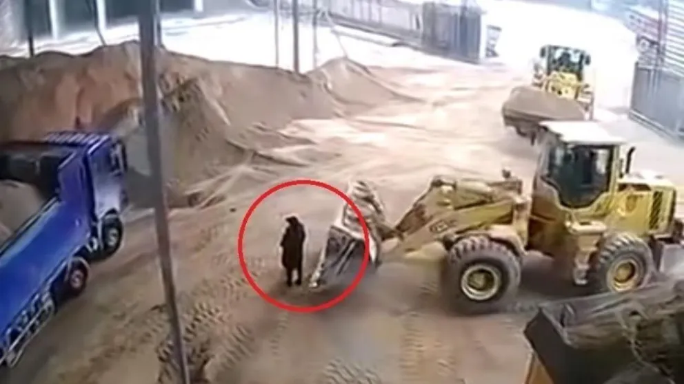 VIDEO: Mujer muere al ser atrapada por excavadora y puesta en trituradora
