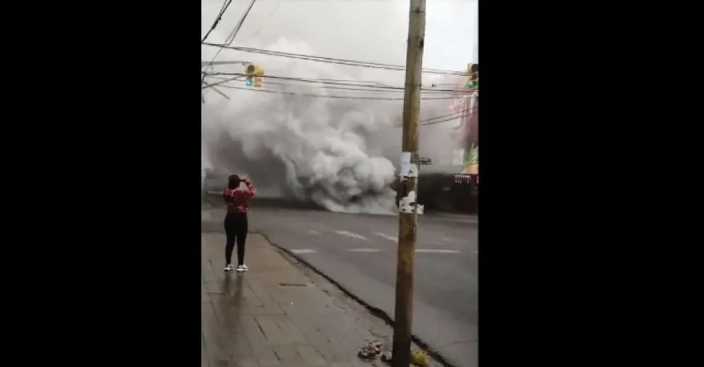 Se prendió fuego un colectivo en pleno centro salteño