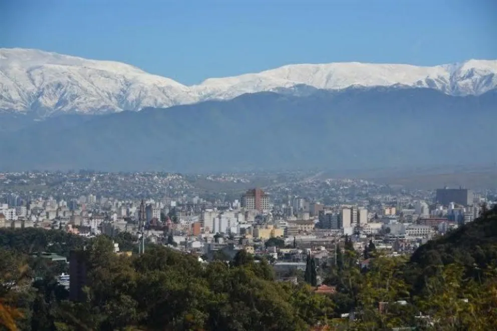 Hermosa postal: el cerro salteño deslumbró con su pico nevado