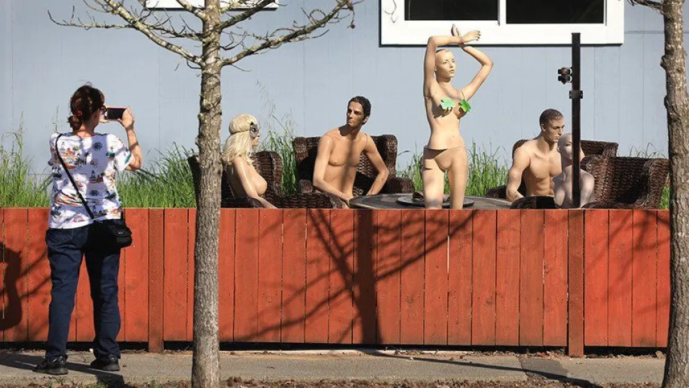 FOTOS: Se venga de las quejas de un vecino organizando una fiesta 'nudista' de maniquíes