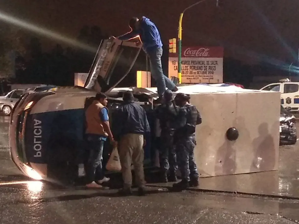 Salta: patrullero policial fue brutalmente chocado por otro automóvil