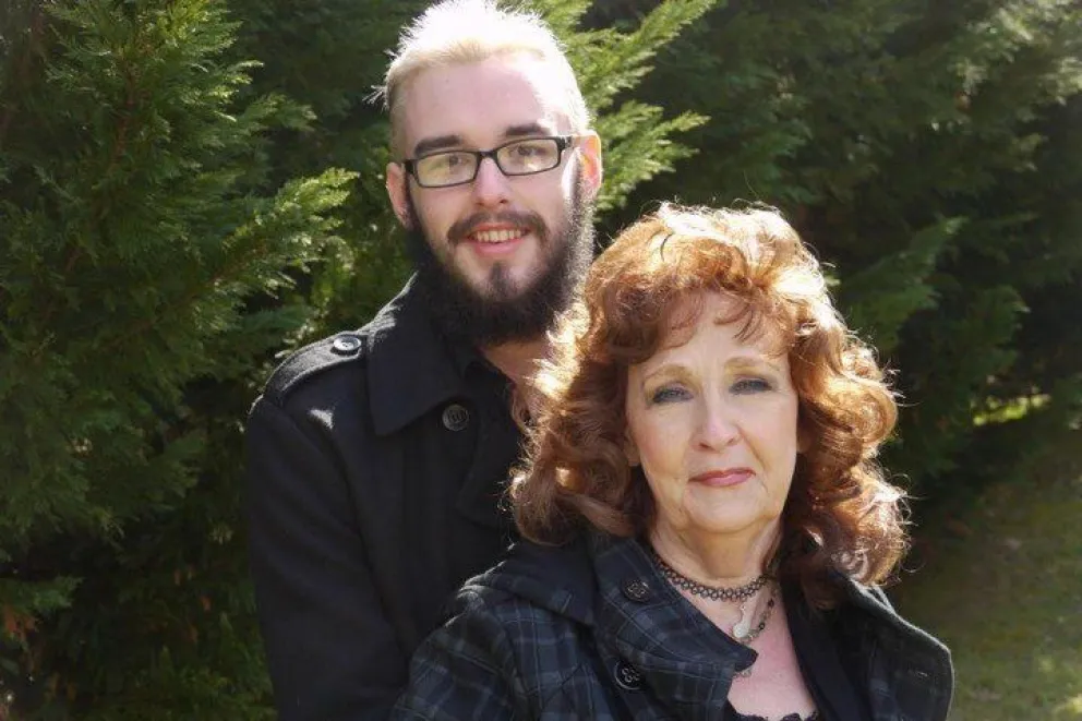 Se conocieron en un velorio y nació el amor. Ella tiene 72 y él...19