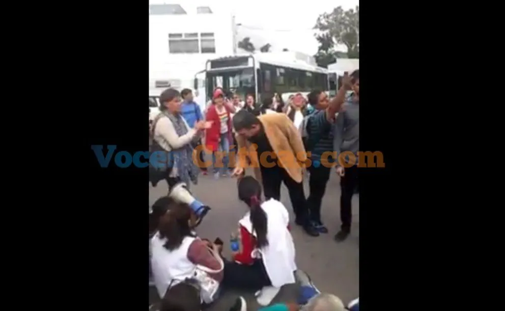 TREMENDO VIDEO. Olmedo escrachado y humillado por los docentes. Papelonazo