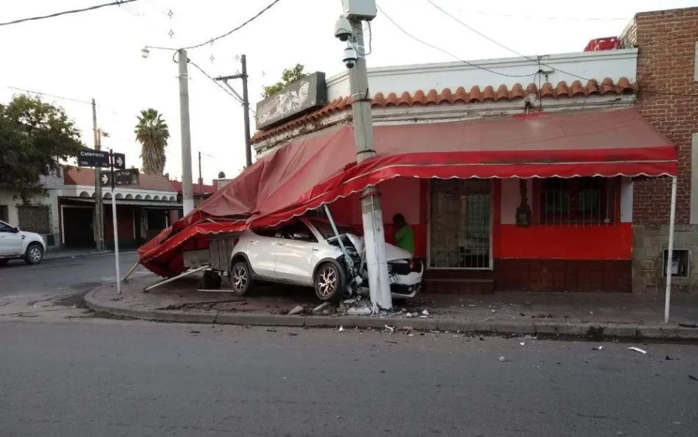 VIDEO. Salteño chocó el auto 0 km de su amigo y quedó incrustado en un local