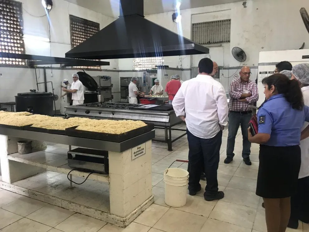 El juez de Ejecución y Sentencias, doctor Roberto Guyot, junto al personal del juzgado, en la cocina del Penal Villa Urquiza inspeccionando la elaboración de los alimentos