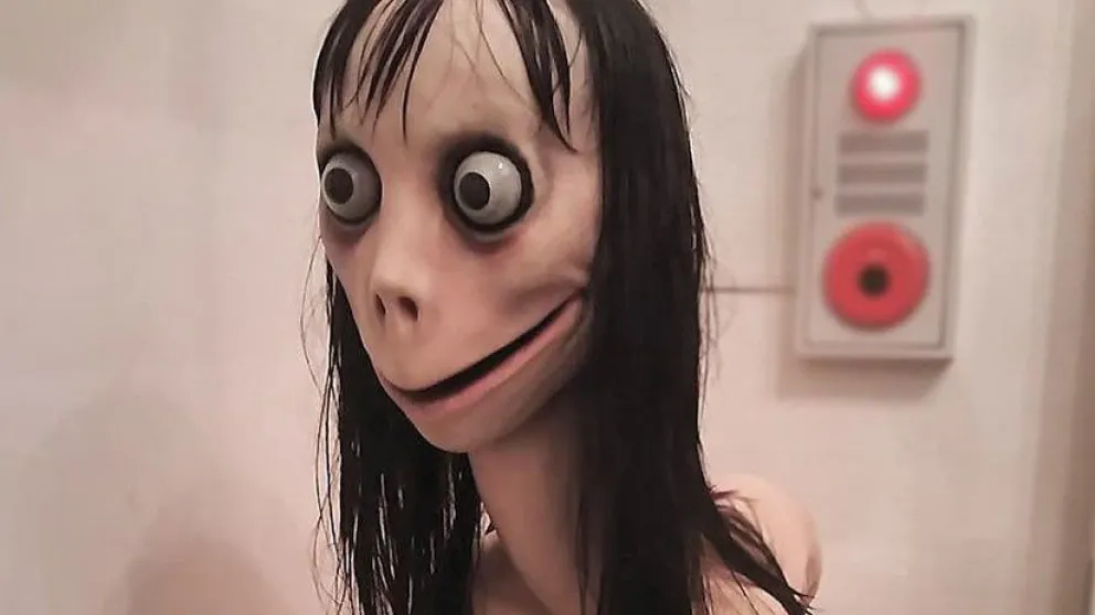 El creador de la grotesca escultura que dio vida al juego suicida viral dice que la ha destruido