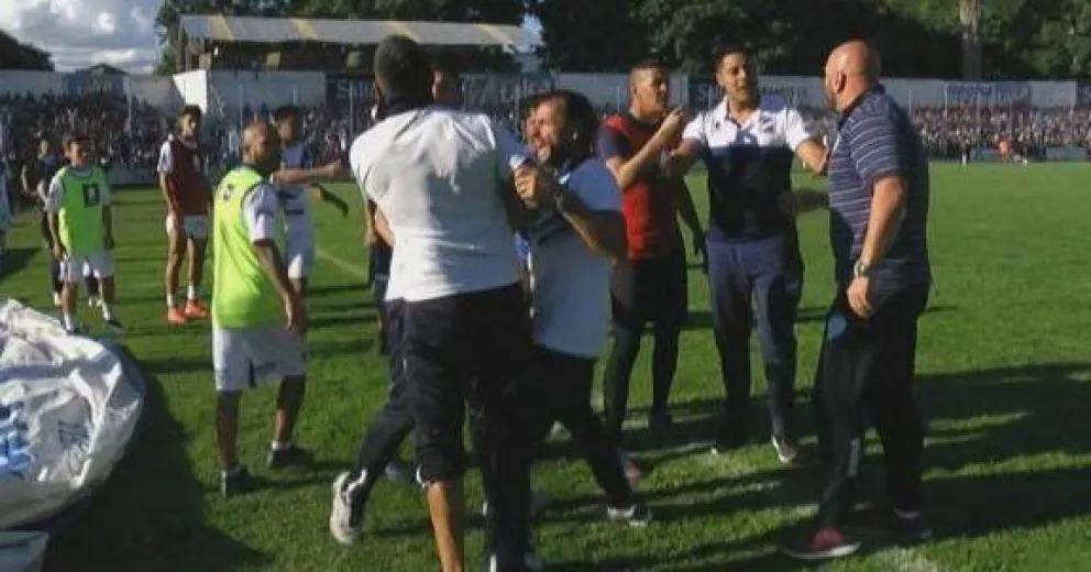 Perlitas del clásico salteño: jugadores y técnicos casi se van a las piñas. VIDEO