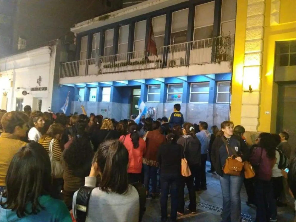VIDEO. Tremendo escrache en la puerta de Canal 11
