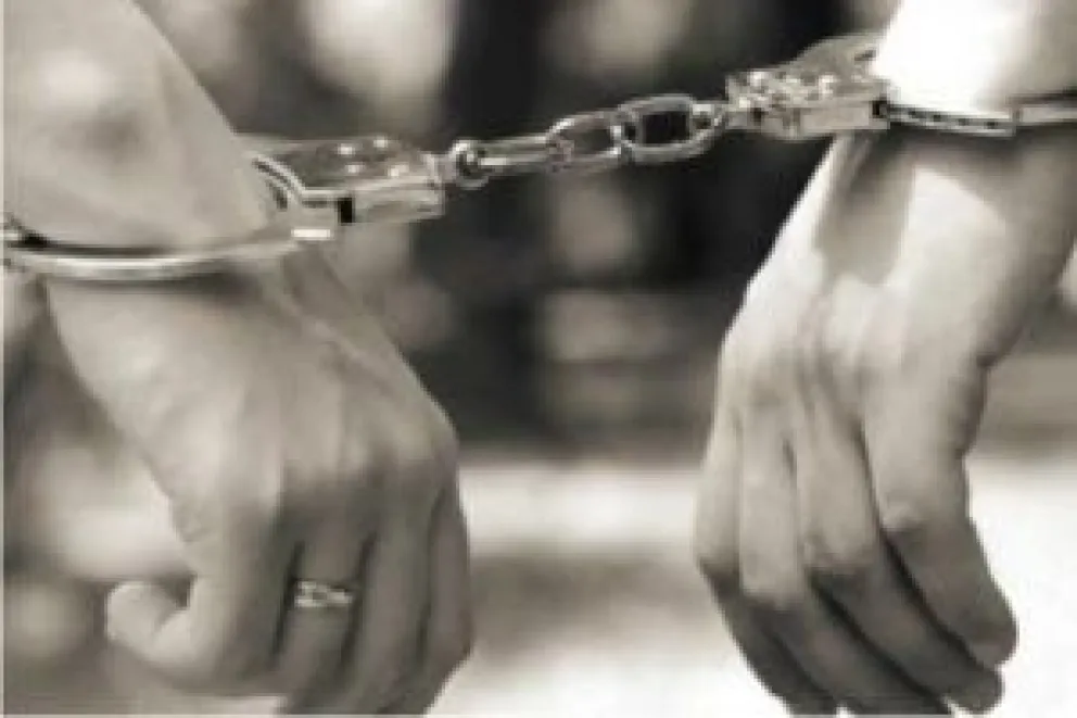 Cumplía prisión domiciliaria por comercializar droga y lo descubrieron vendiendo junto a su pareja