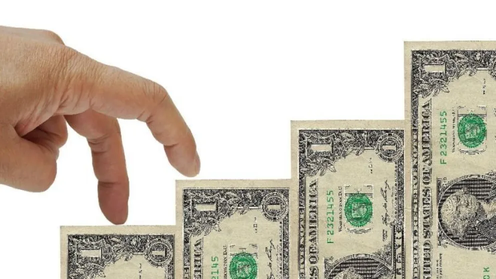 El dólar se burla de toda estrategia y se acerca a los $44
