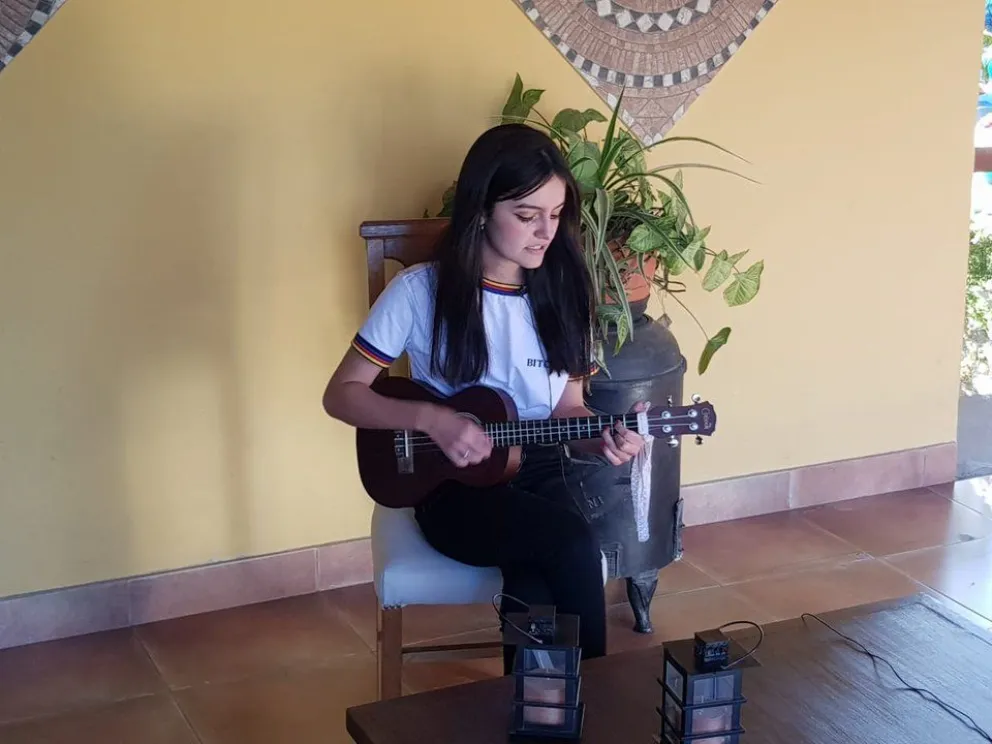 En estéreo: Mica Valdez te regala la canción "La Vie En Rose" . ¡Buen finde!