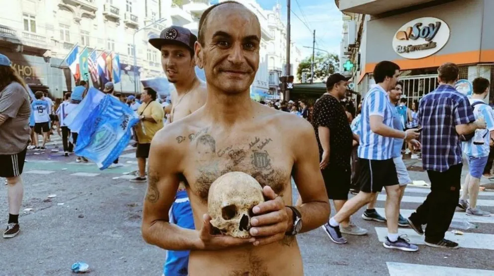 Un hincha de Racing llevó un cráneo a los festejos por el campeonato y afirmó que es de su abuelo