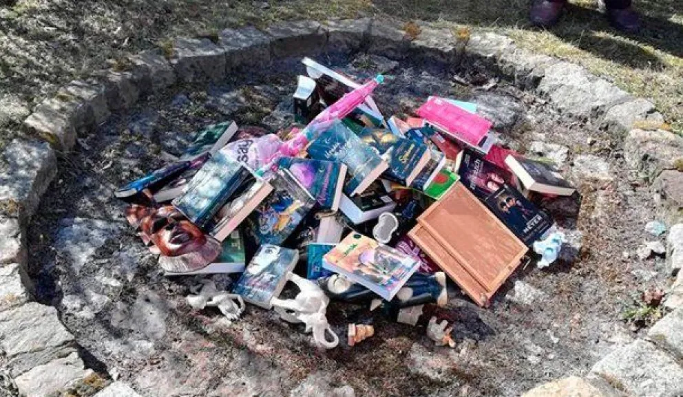 Sacerdotes quemaron libros de Harry Potter en Polonia "para combatir la brujería"