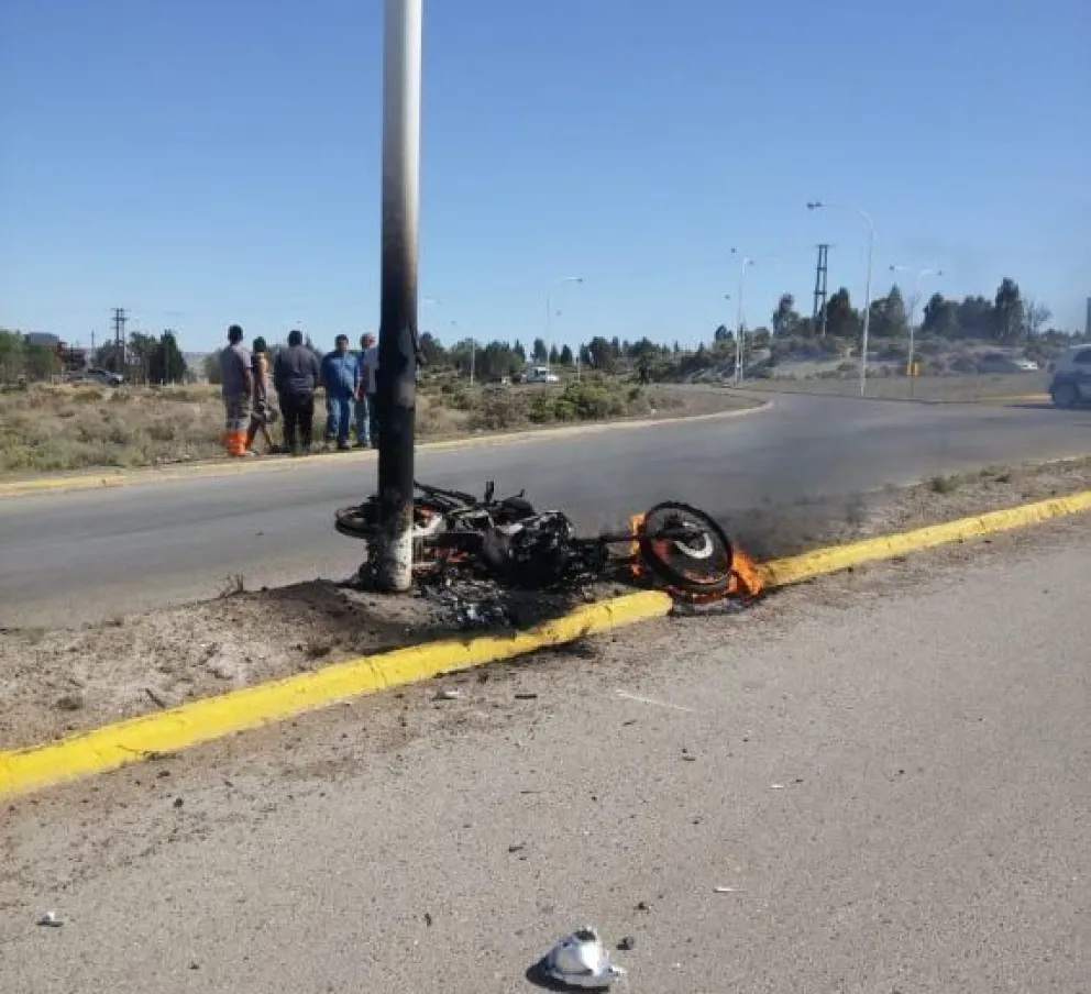 Salteño se estampó contra un poste y murió