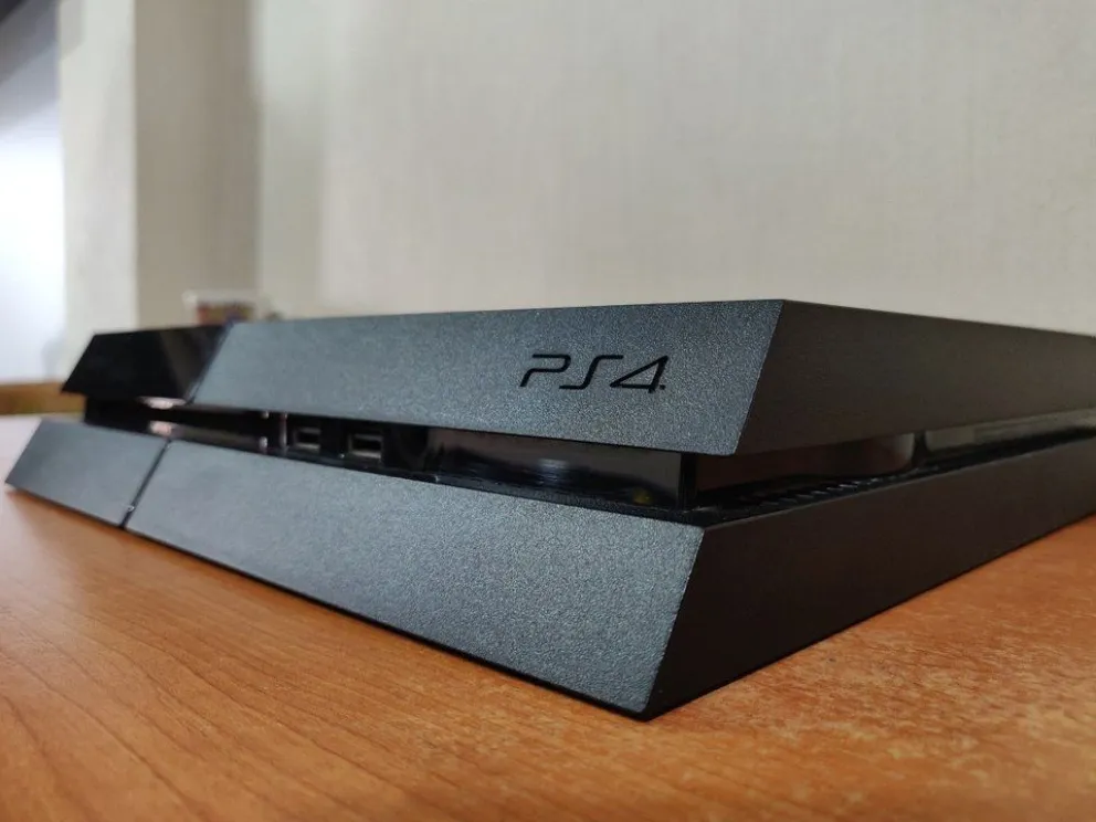 VIDEO: Padre obliga a su hijo a destruir la PlayStation por sacar malas notas