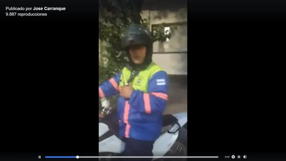 VIDEO. Policías viales destrozan un auto y agreden al conductor
