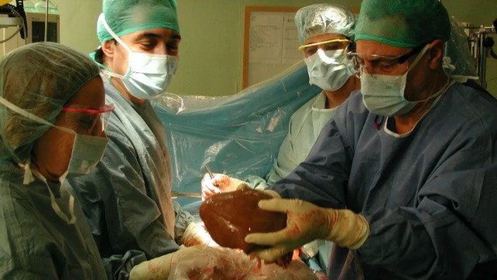 Como no llegaba la ambulancia, un hombre llevó su propio órgano para ser trasplantado