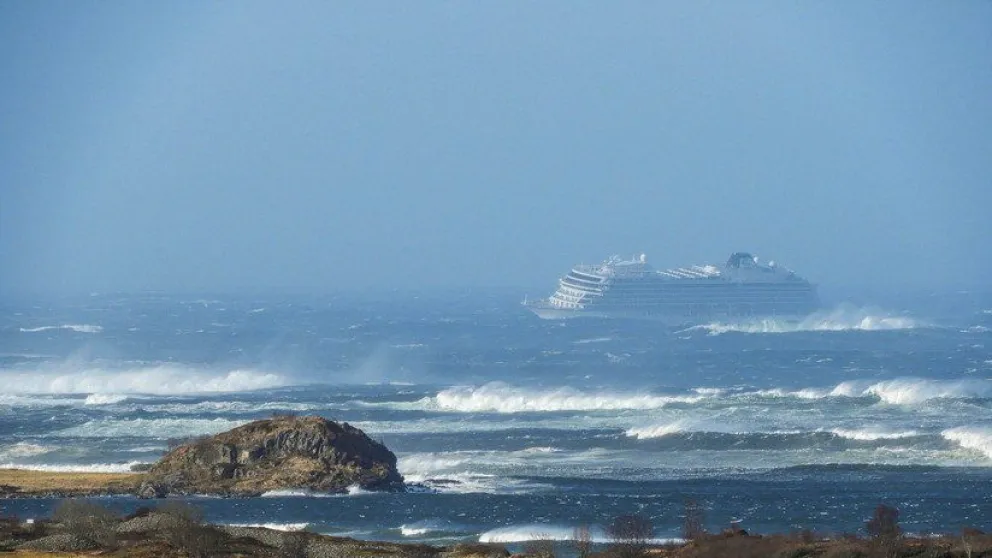 Los pasajeros de un crucero varado en medio de una tormenta graban su traumática experiencia