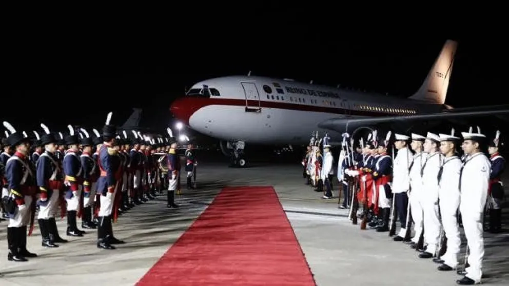 Solo pasa en Argentina: la llegada de los reyes de España estuvo acompañada por un blooper