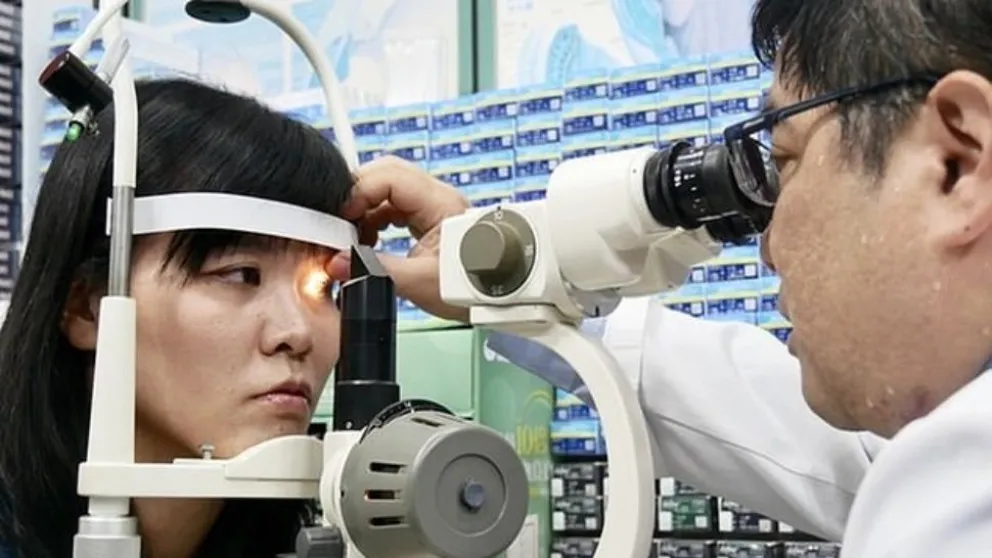 Fue al médico y le encontraron algo aterrador en el ojo