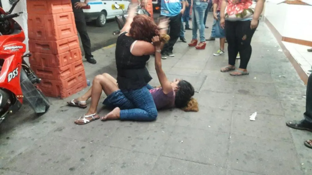 La golpearon brutalmente por "cheta"