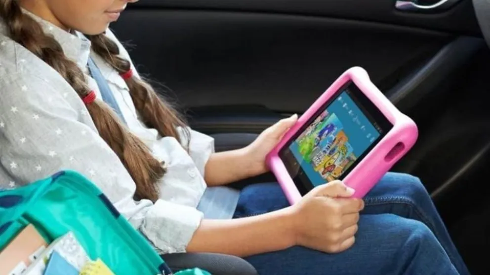 VIDEO: Mataron a tiros a su papá y la nena siguió jugando con la tablet como si nada