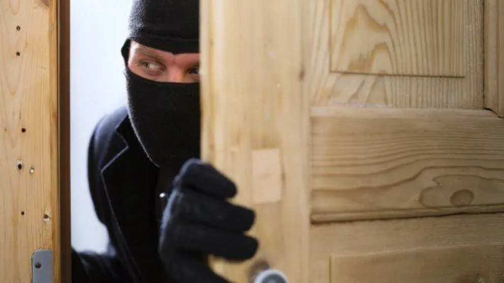 Un ladrón ingresó a una vivienda a robar pero no se imaginó que dos salteñas lo detendrían