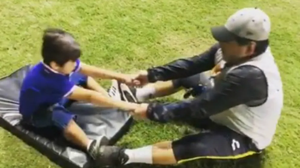 El video de Diego Maradona con Dieguito Fernando haciendo gimnasia