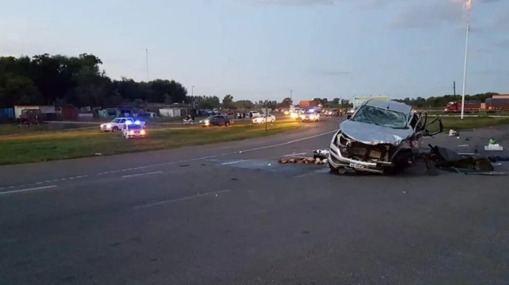 Tragedia en la ruta: 15 personas iban en una camioneta cuando chocó contra un camión
