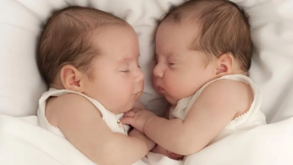Una mujer tuvo gemelos de distintos padres