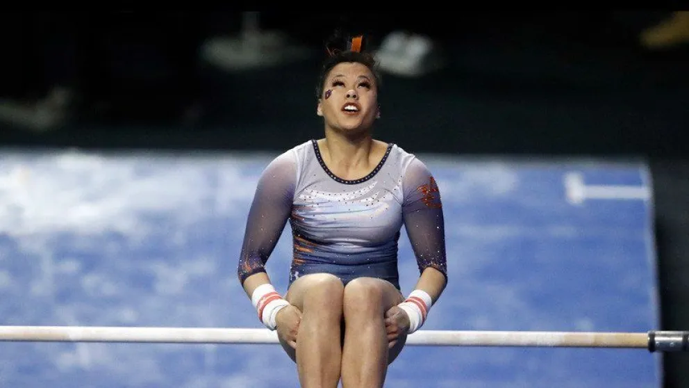 VIDEO: Una gimnasta se rompe las dos piernas en plena competición tras intentar una complicada maniobra
