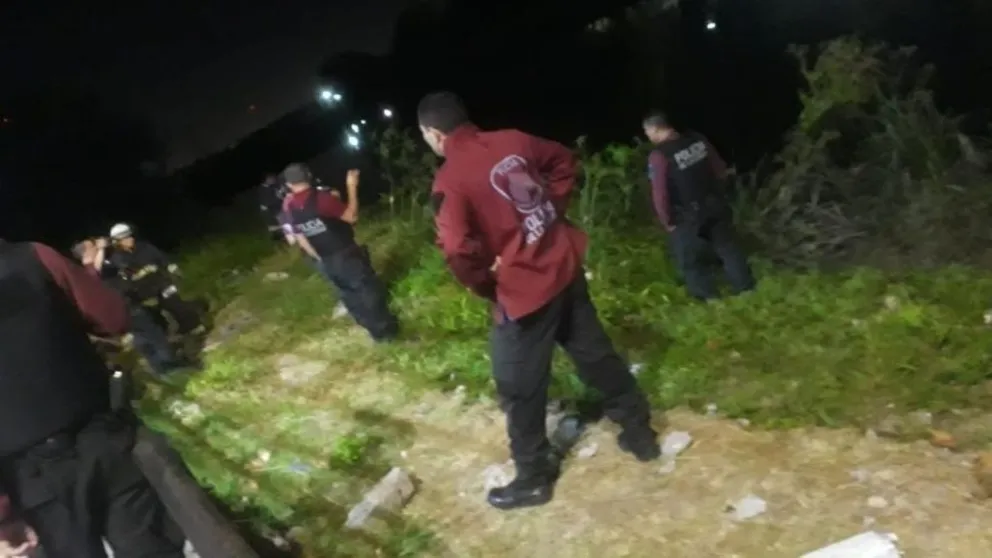 Cayó un auto en el Riachuelo: buscan a niño de 8 años