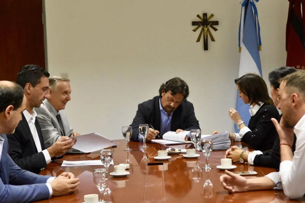 Sáenz:  'Es una alegría poder regularizar la situación de tantos vecinos para que por fin puedan ser los verdaderos dueños de sus vivienda"