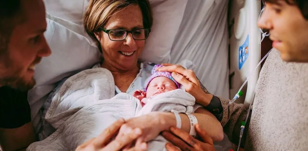 Una madre de 61 años prestó su vientre para que su hijo gay pueda ser padre