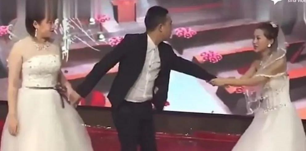 VIDEO:Hombre se casa y aparece su ex con vestido de novia en la boda