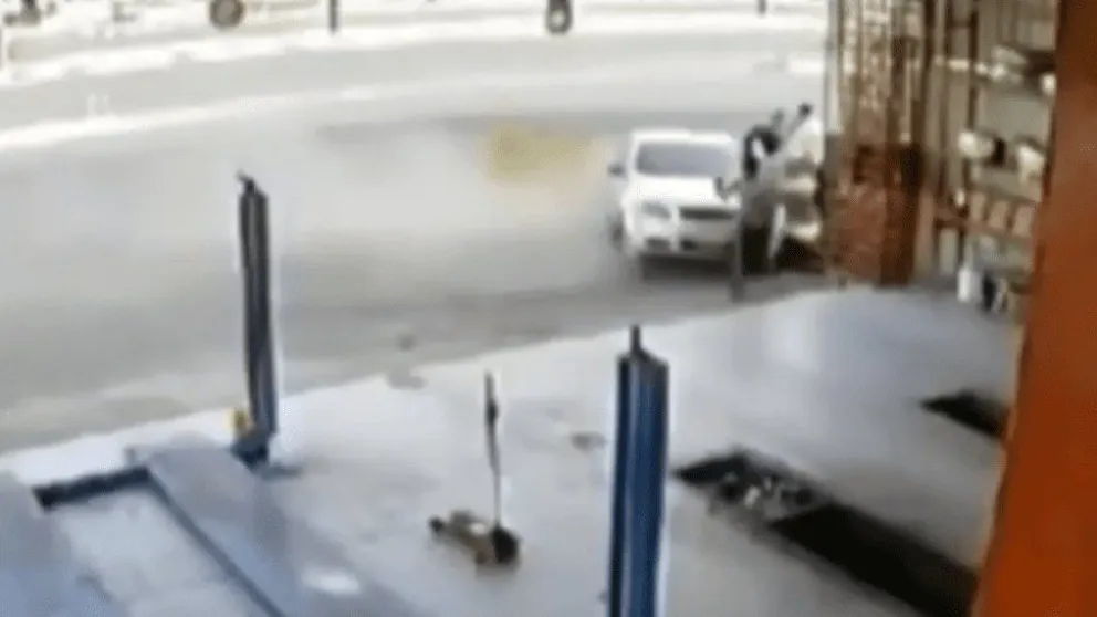 VIDEO. Derrapó con el auto: embistió y mató a una persona