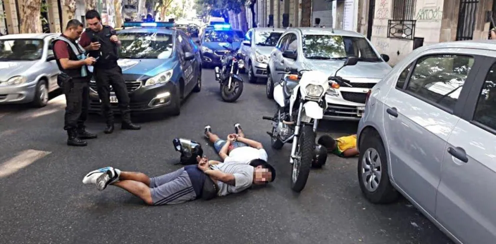 Motochorros arrebataron una cartera y en la fuga se estamparon contra un SAETA