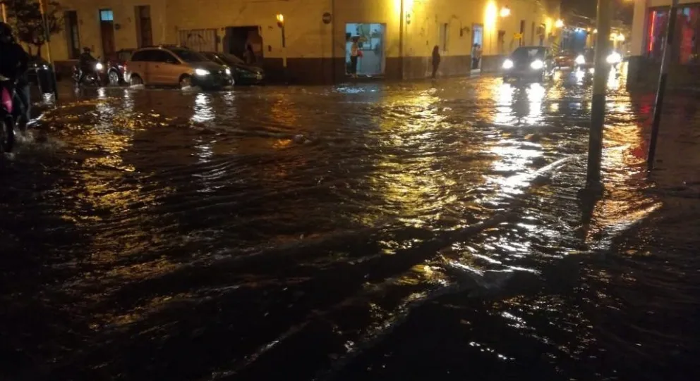 Temporal: el agua arrastró una camioneta