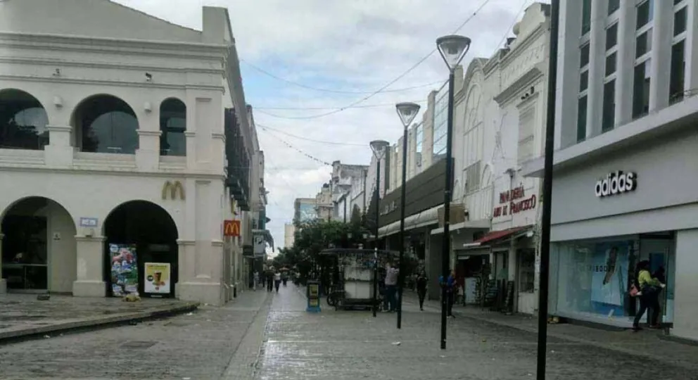 Vecinos indignados porque estaciona la camioneta sobre la vereda