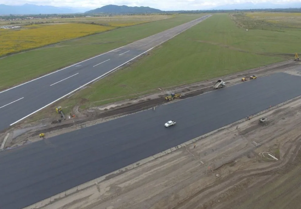 La pista del aeropuerto seguirá clausurada