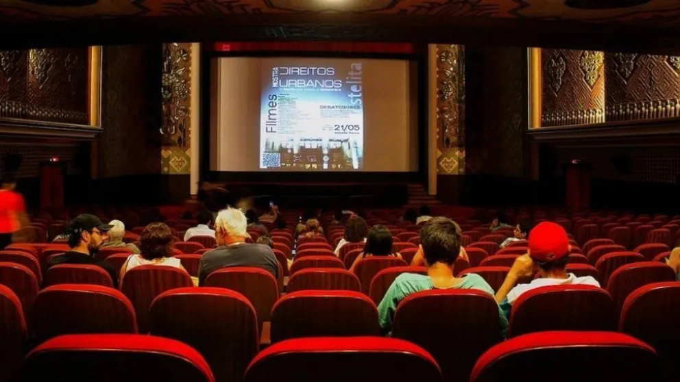 Lo clavó de una puñalada en el cine porque le pateó la butaca
