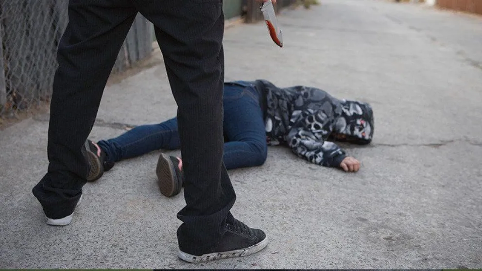 Un hombre moribundo con la garganta sangrando identifica a su asesino justo antes de morir