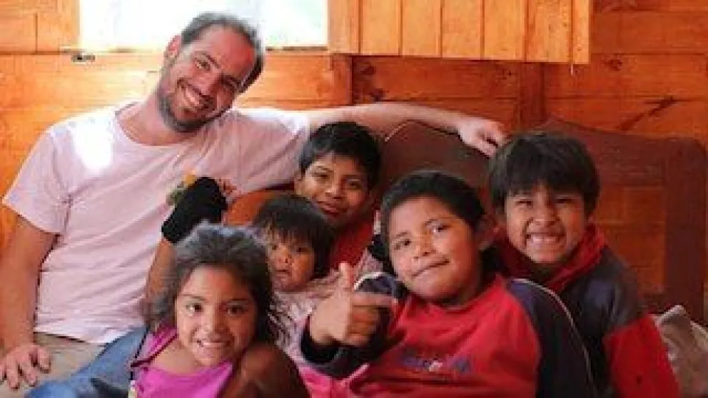 Orgullo salteño: perdió de bebé a su mamá, hoy cría solo a 6 niños y ayuda en comunidades wichies