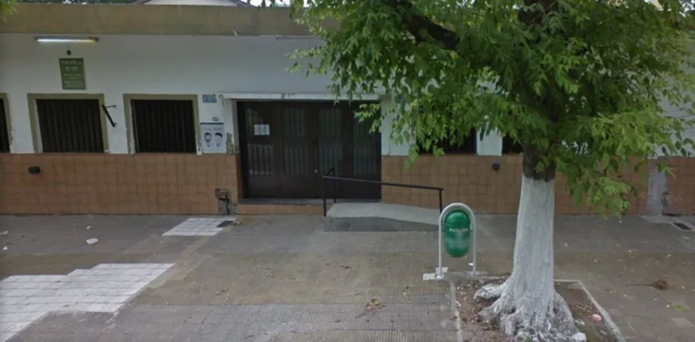Niña de 8 años se salvó de ser violada en el baño del escuela por el padre de un alumno